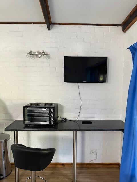 To Let 1 Bedroom Property for Rent in Heldervue Western Cape